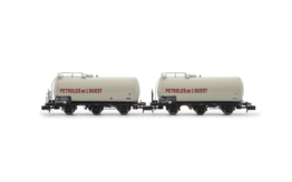 Arnold HN6677 SNCF, 2-teiliges Set 3-achsiger Kesselwagen, Petroles de l'Ouest, graue Lackierung, epIV Güterwagen, Grau - 1