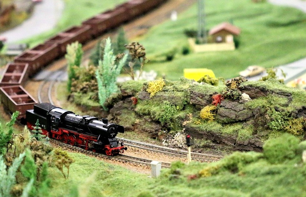 Modellbahngebäude mit warm beleuchteten Fenstern
