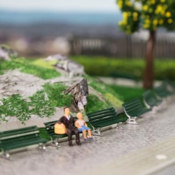 Evemodel 12Stk. Modellbänken im Maßstab 1:87 für Spur H0 Eisenbahn Freizeit Stuhl Bonsai Dekor (A Grün mit Silber) - 5