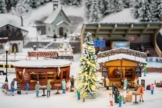 FALLER 134006-2 Weihnachtsmarktbuden mit beleuchtetem Weihnachtsbaum - - 1