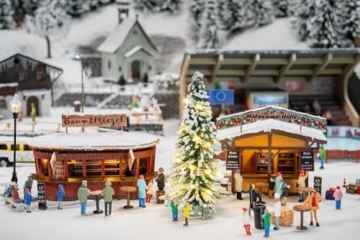 FALLER 134006-2 Weihnachtsmarktbuden mit beleuchtetem Weihnachtsbaum - - 1