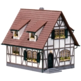 FALLER Einfamilienhaus Modellbausatz mit 89 Einzelteilen 115 x 95 x 115 mm I Modelleisenbahn Zubehör H0 I Modelleisenbahn H0 Einfamilien-Fachwerkhaus - 1