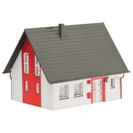 Faller Einfamilienhaus, rot Modellbausatz mit 37 Einzelteilen 101 x 117 x 83 mm I Modelleisenbahn Zubehör H0 I Modelleisenbahn H0 Einfamilienhaus - 1