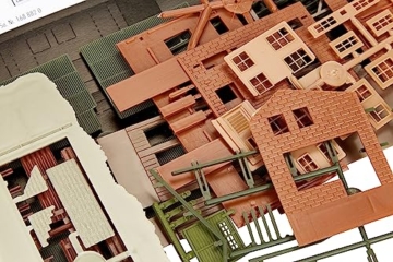 FALLER Güterbahnhof Modellbausatz mit 98 Einzelteilen 209 x 82 x 90 mm I Modelleisenbahn Zubehör H0 Gebäude I Modelleisenbahn H0 Lagerschuppen - 2