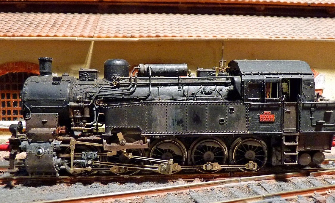 H0-Modellbahngleise in einer gestalteten Kurve
