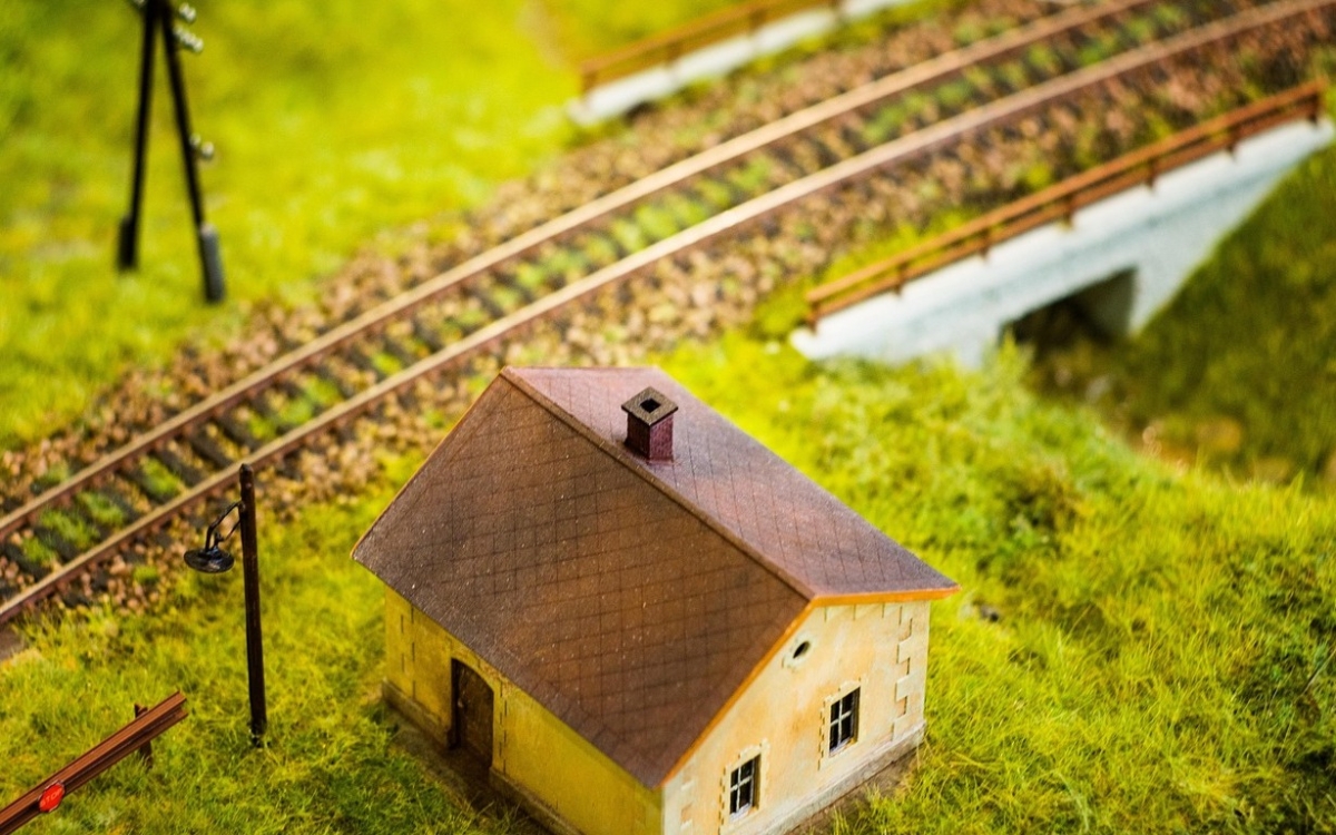 H0-Modelleisenbahn mit Lokomotive in einer großzügigen Gleiskurve