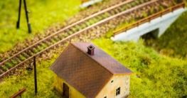 H0-Modelleisenbahn mit Lokomotive in einer großzügigen Gleiskurve
