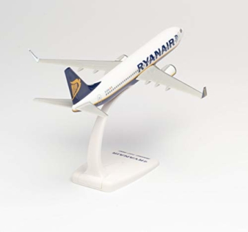 herpa 609395 – Boeing 737-800, Ryanair Passagierflugzeug, Wings, Modell Flugzeug mit Standfuß, Flieger, Modellbau, Miniaturmodelle, Sammlerstück, Kunststoff, Snap Fit - Maßstab 1:200 - 8