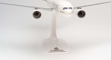 herpa 610544 – Emirates Boeing 777-300ER, Modell Flugzeug mit Standfuß, Flugzeugmodell, Flieger, Miniaturmodelle, Kleinmodell, Sammlerstück, Detailgetreu, Kunststoff, Mehrfarbig - Maßstab 1:200 - 4