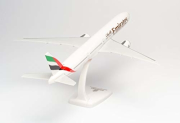 herpa 610544 – Emirates Boeing 777-300ER, Modell Flugzeug mit Standfuß, Flugzeugmodell, Flieger, Miniaturmodelle, Kleinmodell, Sammlerstück, Detailgetreu, Kunststoff, Mehrfarbig - Maßstab 1:200 - 7