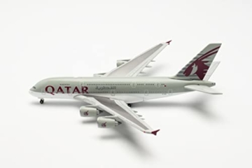 herpa Modellflugzeug Airbus A380 Qatar Airways -A7-APG Maßstab 1:500 - Modellbau Flugzeug, Flugzeugmodell für Sammler, Miniatur Deko, Miniaturmodell, Flieger ohne Standfuß aus Metall, Mehrfarbig - 2