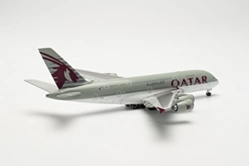 herpa Modellflugzeug Airbus A380 Qatar Airways -A7-APG Maßstab 1:500 - Modellbau Flugzeug, Flugzeugmodell für Sammler, Miniatur Deko, Miniaturmodell, Flieger ohne Standfuß aus Metall, Mehrfarbig - 3