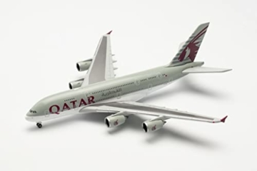 herpa Modellflugzeug Airbus A380 Qatar Airways -A7-APG Maßstab 1:500 - Modellbau Flugzeug, Flugzeugmodell für Sammler, Miniatur Deko, Miniaturmodell, Flieger ohne Standfuß aus Metall, Mehrfarbig - 4