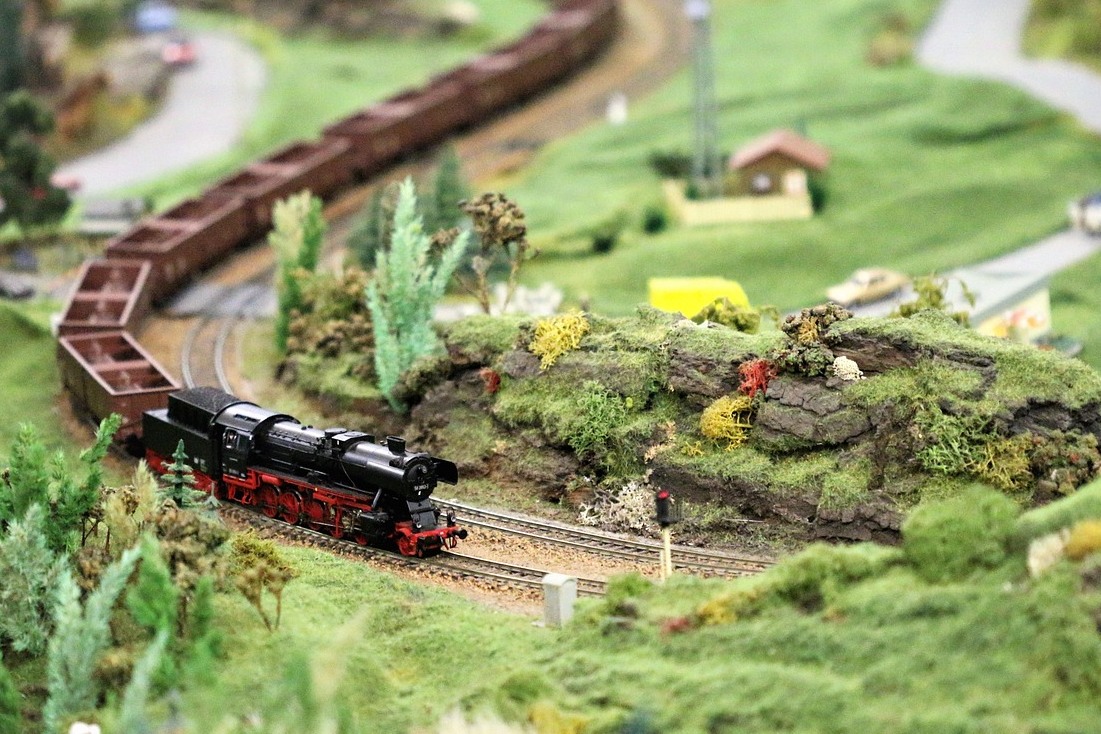 Detailreiche Modellbahnlandschaft mit Gleis und Vegetation