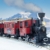 LGB – 70308 Gartenbahn Starterset Weihnachtszug mit Lokomotive und zwei Waggons, Outdoor-Eisenbahn, Spur G - 4