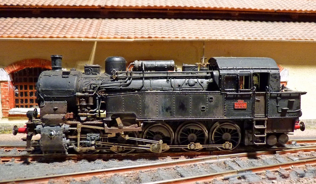 Märklin-Modellbahnlokomotive auf einer H0-Anlage