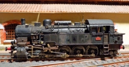 Märklin-Modellbahnlokomotive auf einer H0-Anlage