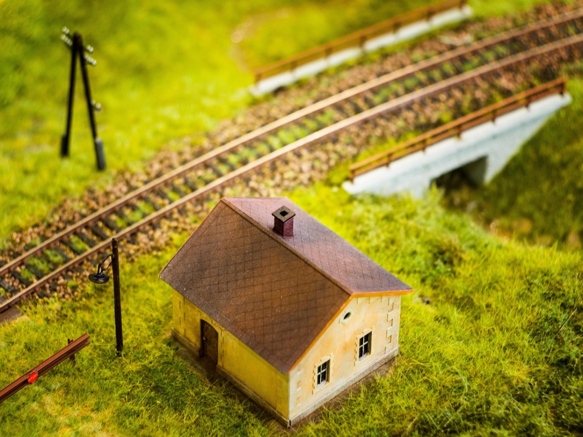 Modellbahnanlage mit Gleisen, Gebäuden und Landschaft