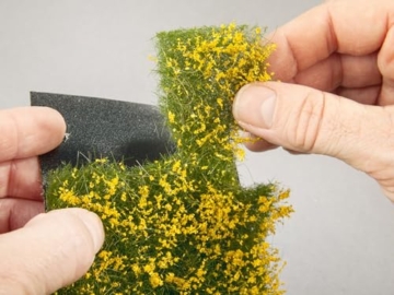 NOCH Bodendecker-Foliage „Wiese gelb“, für realistischen Modellbau und DIY Bastelprojekte, 12 x 18 cm mit verschiedenen Fasern - 4