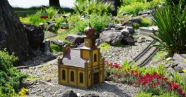 Miniaturlandschaft mit Bahnstrecke und Gebäuden
