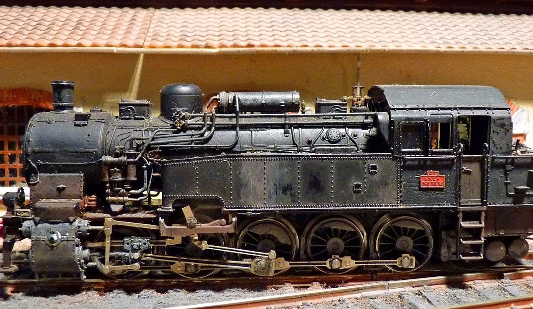 Modellbahnlokomotive auf gereinigten Gleisen