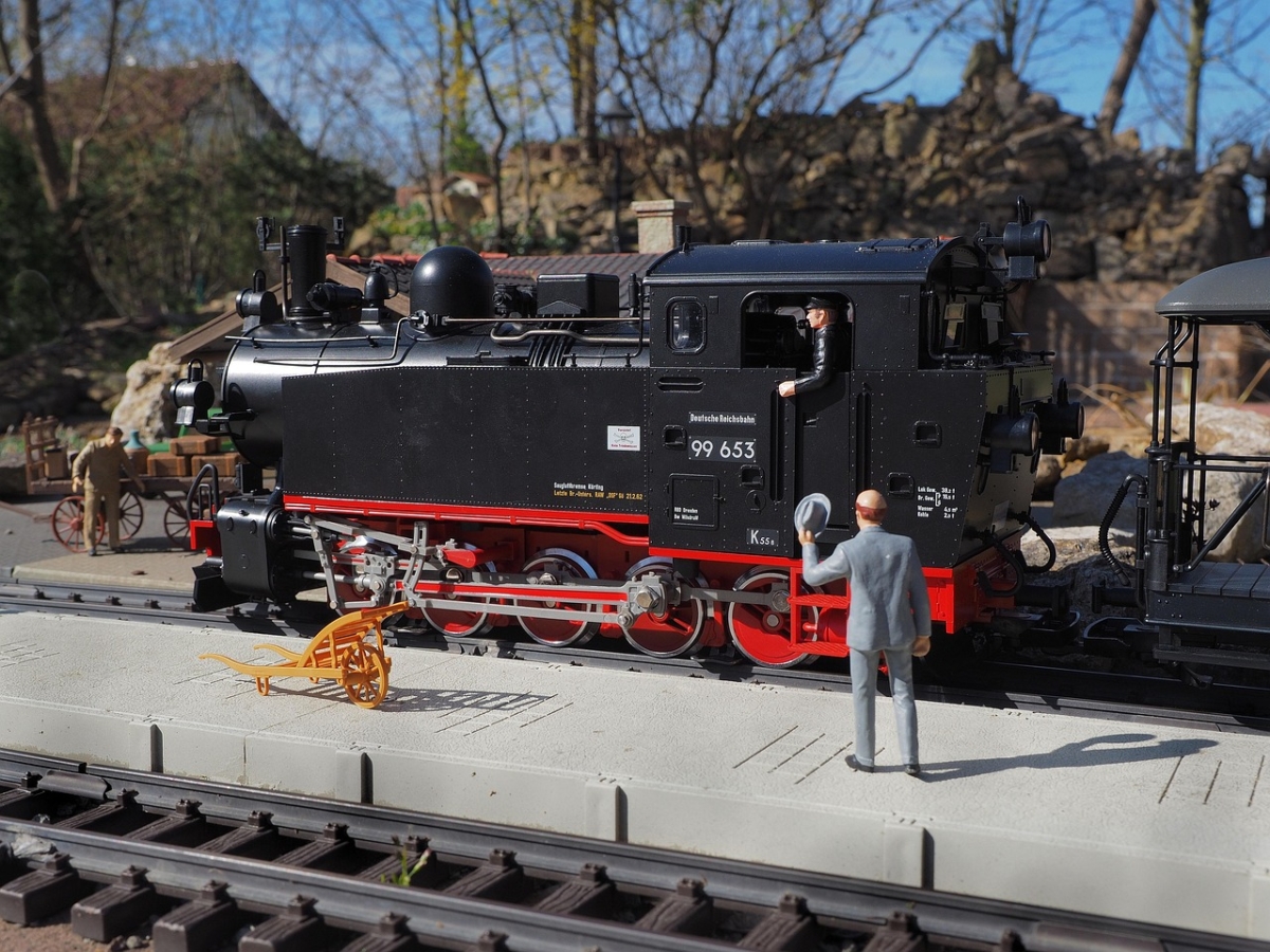 Historische Modellbahnlokomotive als Beispiel für eine Eisenbahn-Epoche