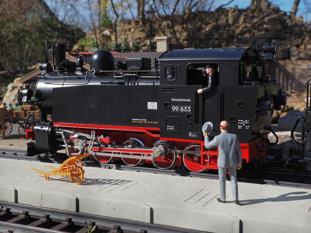 Historische Modellbahnlokomotive als Beispiel für eine Eisenbahn-Epoche