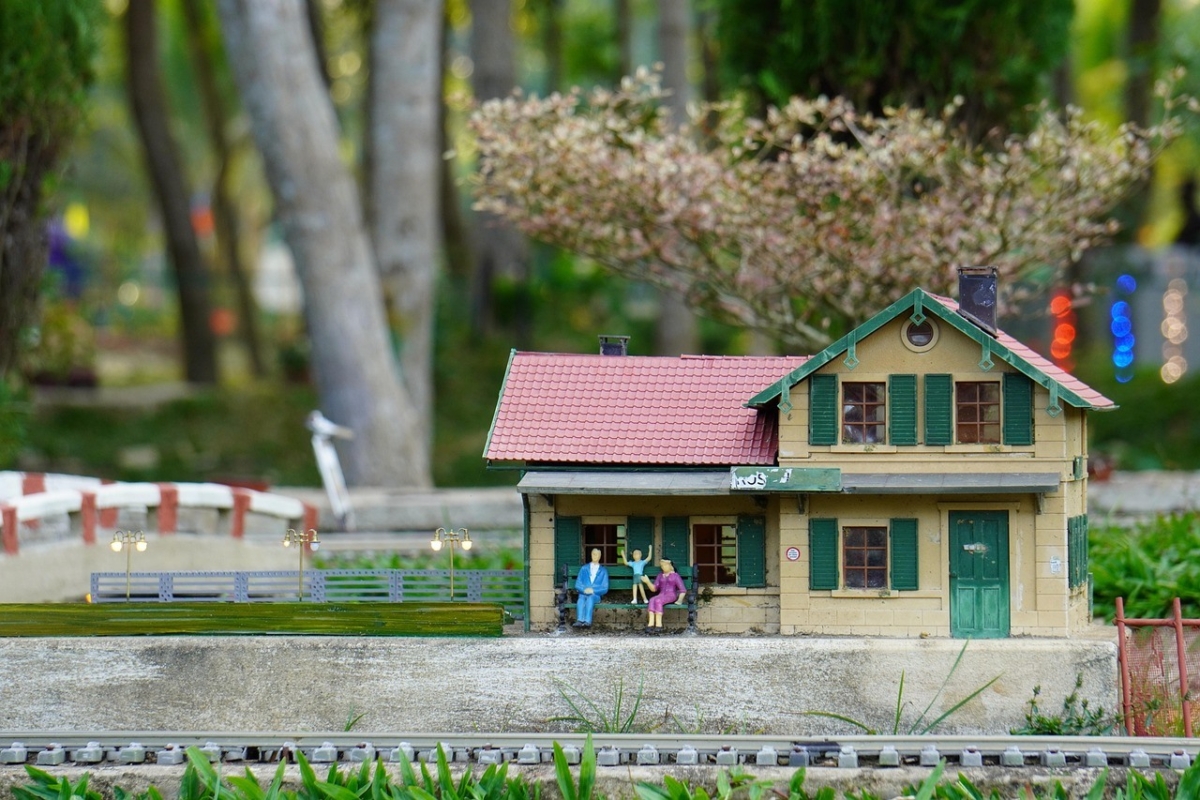 H0-Modellbahnhof mit Bahnsteig und Gebäuden