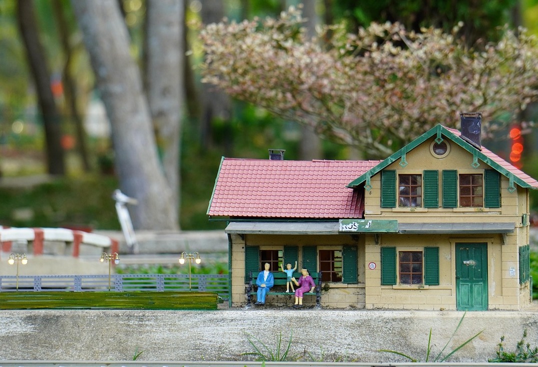Modellbahnhof mit Gleisen und Miniaturfiguren