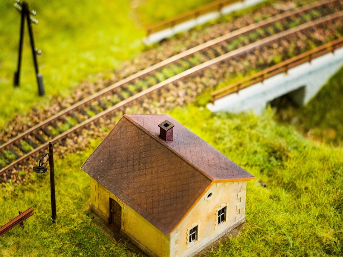 Modellbahngleis mit Landschaft und Bahntechnik