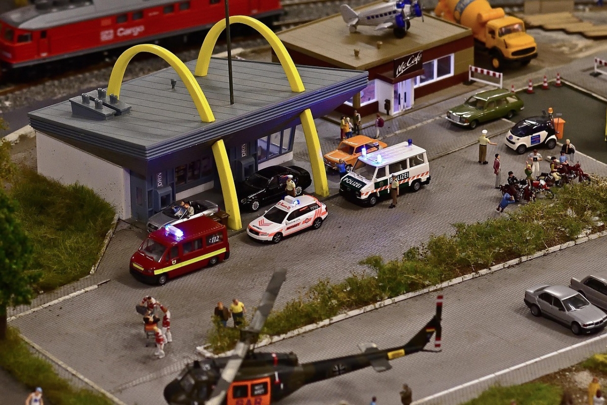 H0-Modelleisenbahnanlage mit Gebäuden und Gleisen