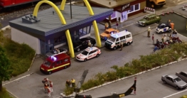 H0-Modelleisenbahnanlage mit Gebäuden und Gleisen