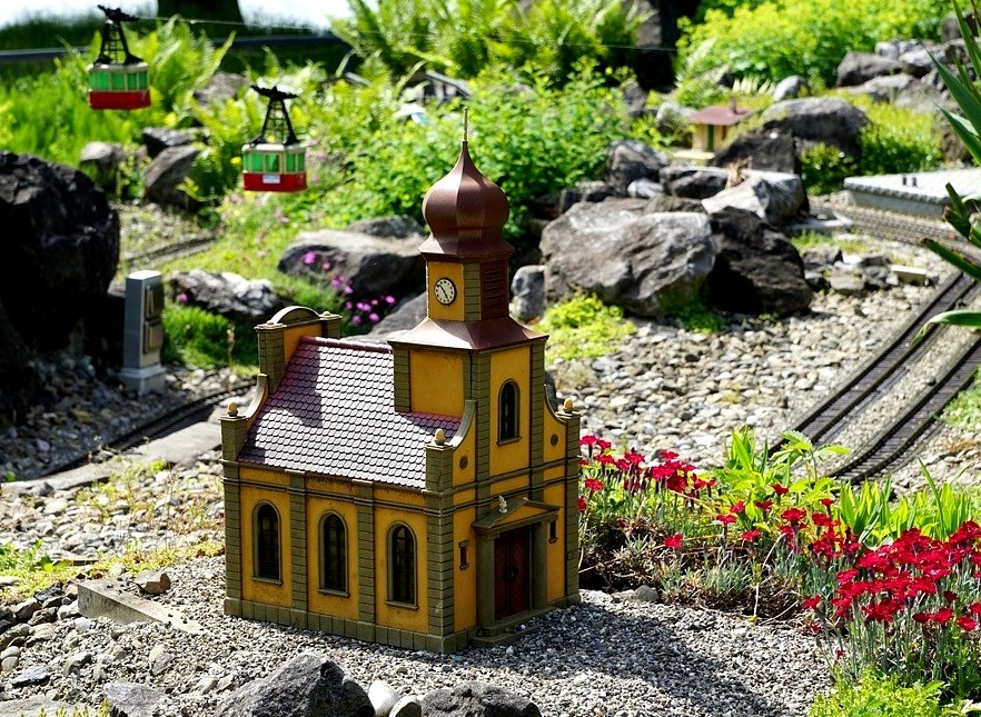 Wasser, Flüsse und Seen auf der Modellbahn gestalten auf einer H0-Modellbahnanlage