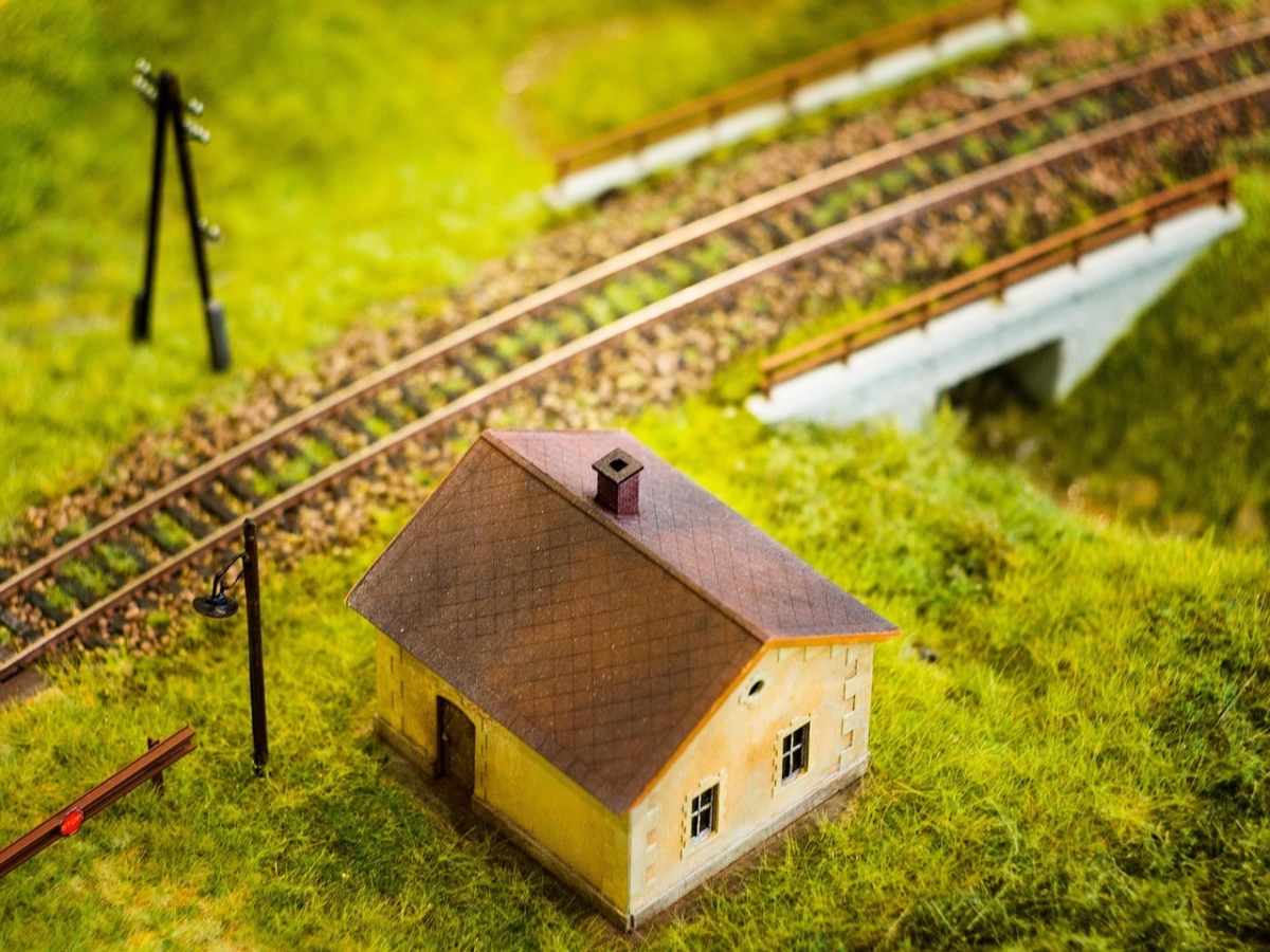 H0-Modellbahnanlage mit Weichen und Gebäuden
